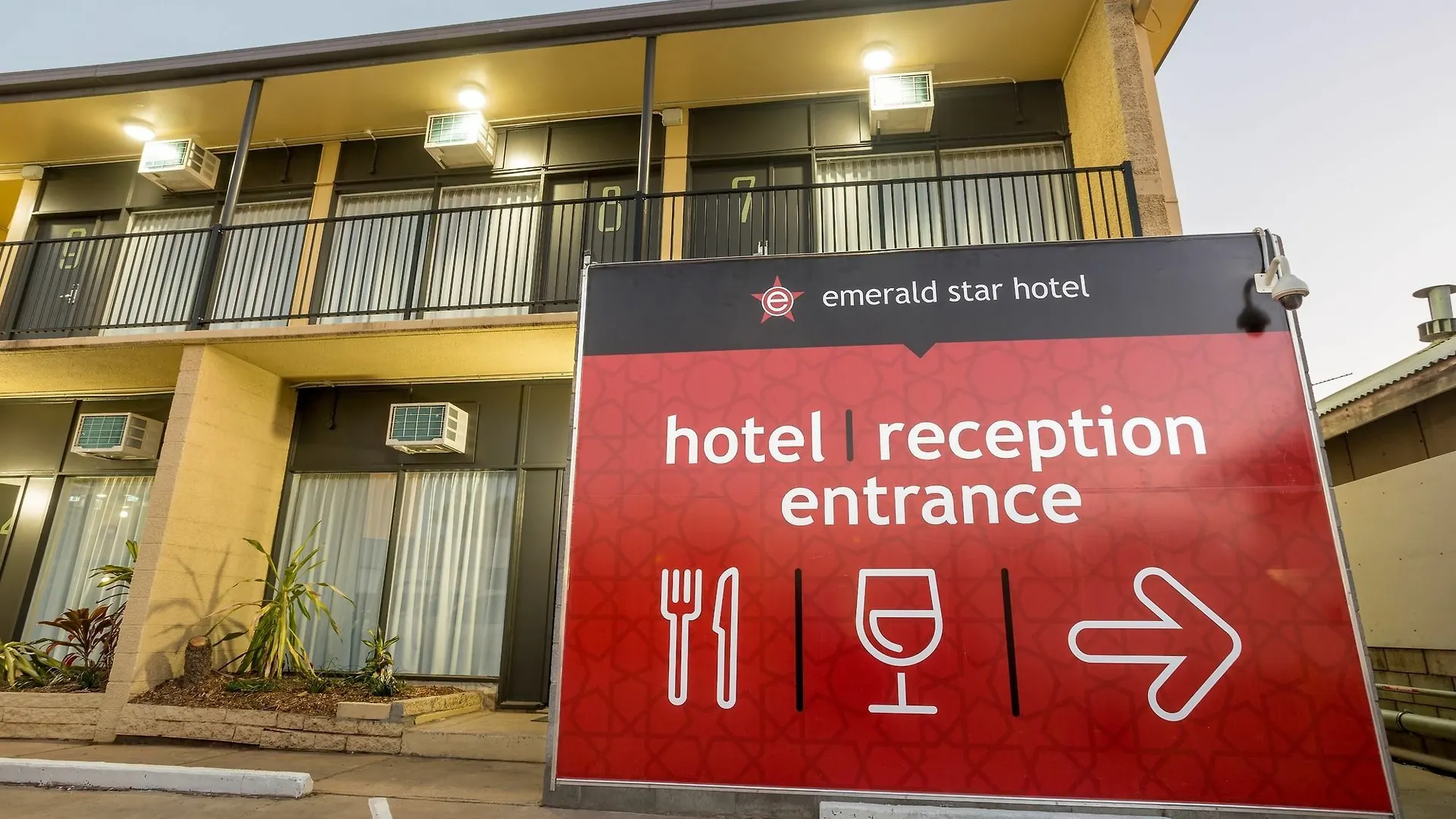 ***  Nightcap At Emerald Star Hotel אוסטרליה